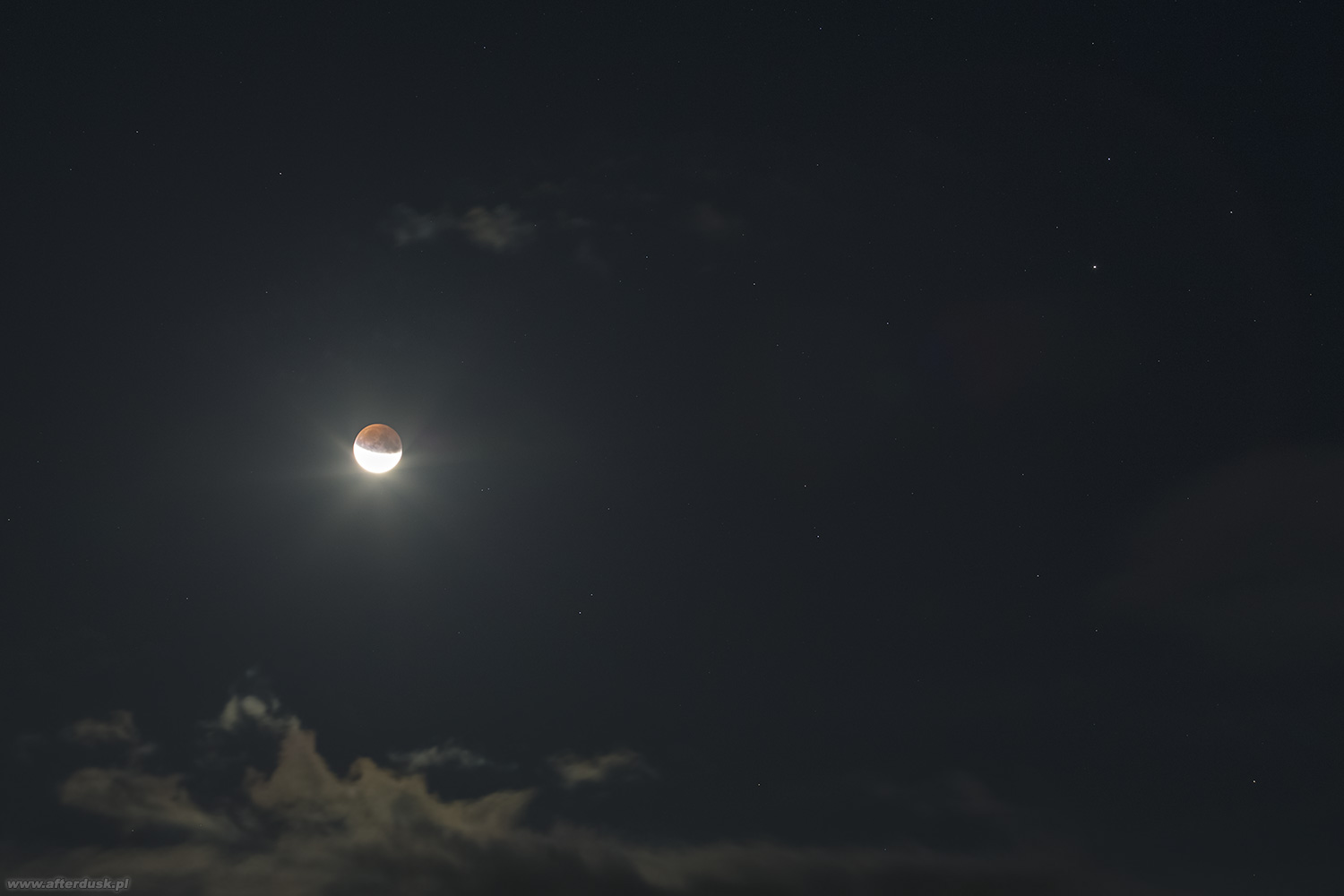 Zaćmiony Księżyc i Saturn 16. lipca 2019 roku